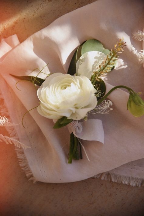 Boutonniere: ranunculus, sweet pea, bleached gypsophila, eucalyptus Sweet Pea Boutonniere, Ranunculus Buttonhole, Ranunculus Boutonniere, Spring Garden Wedding, Floral Styling, Button Holes Wedding, Peony Wedding, Best Friend Wedding, Button Holes