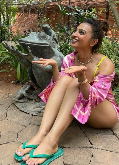 Radhika Apte, Bollywood Celebrities, Bra Straps, Beautiful Smile, Actresses, Celebrities, On Twitter, Twitter