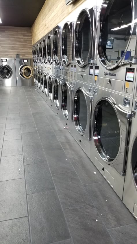 Luxury Laundry Mat, Coin Laundry Aesthetic, Laundromat Layout, Laundry Mat Aesthetic, Laundry Store Design Ideas, Retro Laundromat, Laundromat Aesthetic, Ironing Room, Laundromat Ideas