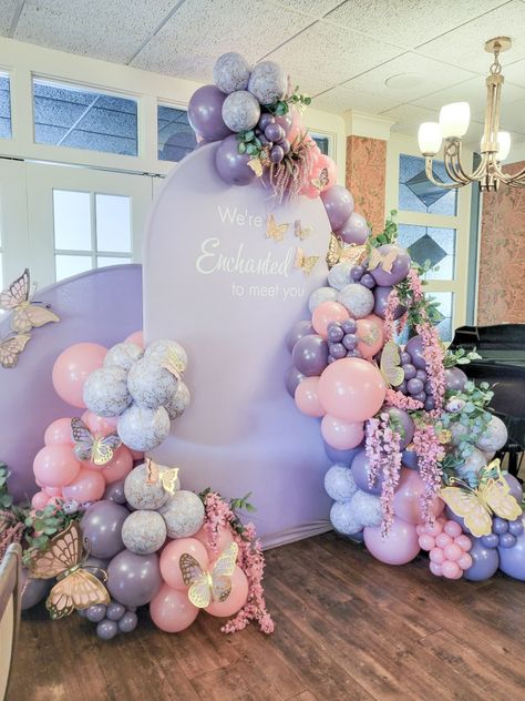 Shower Backdrop Ideas, Baby Shower Backdrop Ideas, Fairytale Baby Shower, Butterfly Baby Shower Decorations, Creative Baby Shower Themes, Lavender Baby Showers, Butterfly Baby Shower Theme, Fairy Baby Showers, Baby Shower Theme Decorations