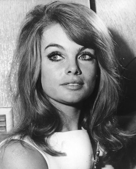 #JeanShrimpton #models #60s 1960s Hair, 60s Hair, Jean Shrimpton, Black Curls, Look Jean, Lauren Hutton, Hair Appointment, Actrices Hollywood, Cindy Crawford