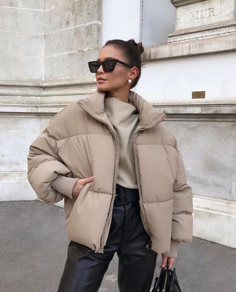 Zara Street Style🖤 on Instagram: “📸: @majamarko7 Zara coat🖤ref: 4341/202/731✨✨✨ #zara #zaraeurope #zarastyle #zaralover #zaralovers #style #stylish #zarafashion #fashion…” Vinter Mode Outfits, Beige Puffer Jacket, Beige Puffer, Fashion Stand, Parka Women, Ținută Casual, Mode Ootd, Modieuze Outfits, Mode Inspo