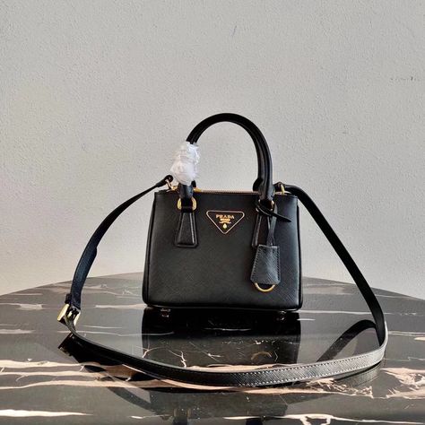 Prada Sling Bag, Louis Vuitton Outfits Women, Louis Vuitton Outfits, Leather Clutch Wallet, Girly Bags, Fancy Bags, Luxury Purses, Art Bag, Dior Handbags