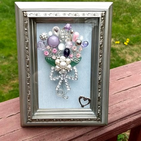 Artisan Handmade Beautiful Everlasting And Unique Floral Bouquet! Handcrafted With Vintage To Current Day, Authentic And Costume, Jewelry And Components, This Mixed Media Piece Original Art Is Sure To Please. Vintage But Excellent Used Condition Beautiful Silver Frame Used. Jewels Permanently Adhered To Glass; Soft Pale Gray / Blue Vinyl Coated Background Is Mounted Underneath The Glass (This Frame Would Not Allow Me To Mount Directly To The Vinyl). 5.5" X 7.5" This Arrangement Is Done In Pastel Old Jewelry Crafts Ideas, Heirloom Crafts, Christmas Frames Diy, Jewelry Art Framed, Acorn Painting, Framed Jewelry Art, Jeweled Picture, Jewelry Pictures, Old Jewelry Crafts