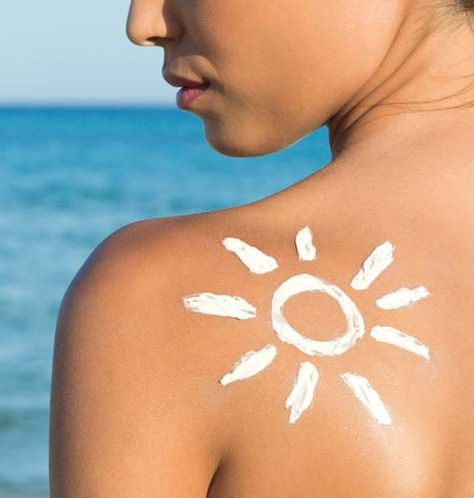 We know you're going to want to tan as the weather warms, just be smart about it! Home Remedies For Sunburn, Sunburn Remedies, Sunscreen For Sensitive Skin, Pele Natural, Tan Removal, Natural Sunscreen, Protector Solar, After Sun, Sunscreen Lotion