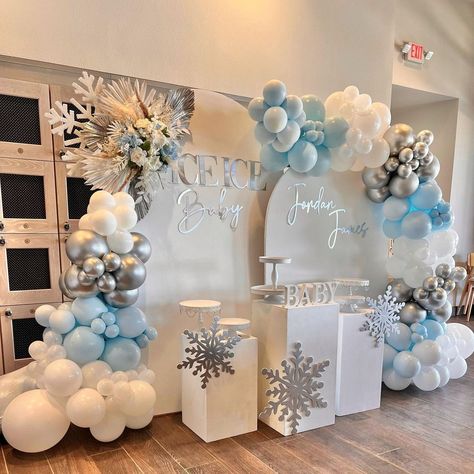 Winter Onederland First Birthday Balloon Arch, Snowflake Backdrop Ideas, Winter Theme Balloon Garland, Snowflake Themed Party, Ice Decorations Winter, Frozen 1st Birthday Party Ideas, Winter Wonderland Decorations Pink, Snowflake Gender Reveal Decorations, Winter Wonderland Theme Baby Shower Boy