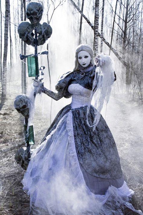 Banshee from Disciples 2 Cosplay http://geekxgirls.com/article.php?ID=2122 Ghost Bride Costume, Soul Reaper, Spooky Halloween Costumes, Ghost Bride, Fantasy Witch, Bride Costume, Halloween Zombie, Goth Wedding, Film Inspiration