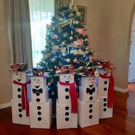 Diy Snowman Gifts, Christmas Wrapping Ideas Creative, Unique Gift Wrapping Christmas, Christmas Wrapping Diy, Gift Towers, Christmas Crafts For Kids To Make, Snowman Gifts, Diy Snowman, Christmas Classroom