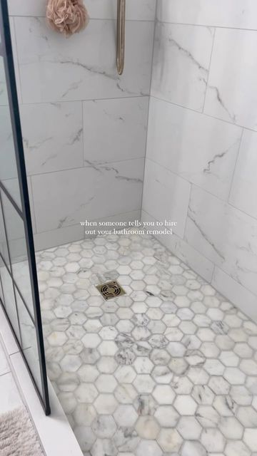 White Marble Shower Dark Floor, White Marble Black Veins, Stone Shower Ideas, Interior Design Organization, Master Shower Tile, White Marble Shower, Ensuite Design, Nordic Interiors, Black Floor Tiles