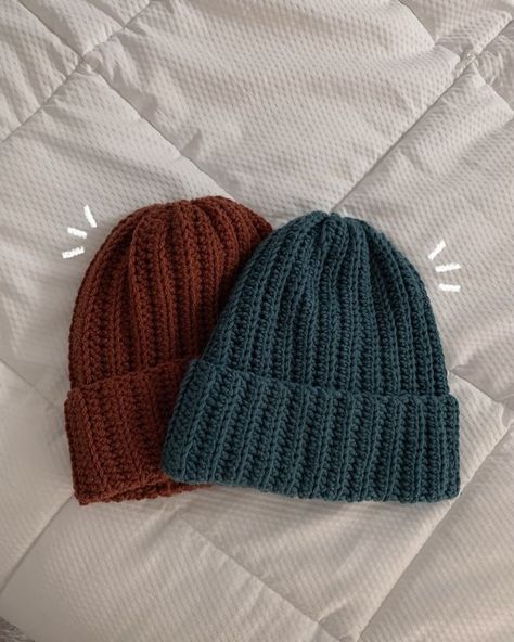 Bennies Hats Crochet, Cool Crochet Hats Free Pattern, Mens Crochet Gift Ideas, Crochet Hat Ideas For Men, Crochet Patterns Gifts For Men, Knitting Gifts For Men, Crochet Skater Beanie, Crochet Hat For Man, Crochet Beanies Aesthetic