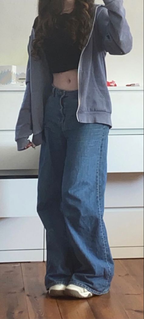 Outfit Ideas Blue Baggy Jeans, Outfits With Baggy Blue Jeans, Dark Blue Cargo Jeans Outfit, How To Style Dark Blue Baggy Jeans, Baggy Jeans Outfit 90s Women, Very Baggy Jeans Outfit, Dark Baggy Jeans Outfit, Baggy Dark Blue Jeans Outfit, Baggy Gorpcore