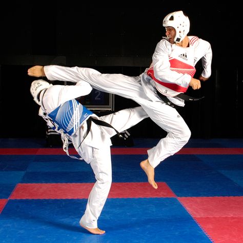 Tae kwon do- my new passion. Korean Martial Arts, Taekwondo Girl, Roundhouse Kick, Tae Kwon Do, Action Pose Reference, Martial Arts Techniques, Martial Arts Styles, Hapkido, Figure Poses