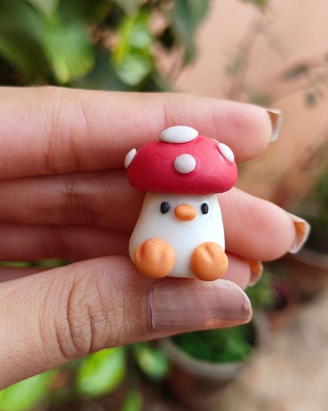 Mushroom duckie 🍄 #claycharm #desk friend #keychain Modeling Clay Ideas Halloween, Easy Clay Mushroom, Cute Polymer Clay Ideas Animals, Cute Mini Clay Figures, Small Clay Mushroom, Easy Mini Clay Ideas, Polymer Clay Crafts Keychain, Clay Charm Ideas Easy, Clay Ideas For Friends