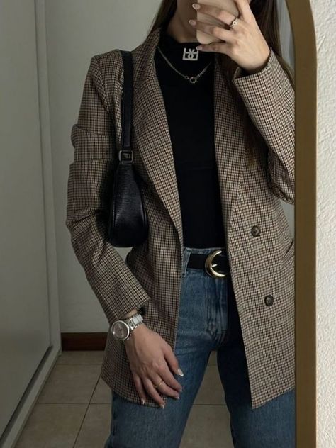 fall Korean casual outfit idea: herringbone blazer + jeans Checkered Blazer Outfit, Korean Fall Outfits, Tweed Jacket Outfit, Photographer Outfit, Checkered Blazer, Blazer Outfits Casual, Casual Fall Outfit, Jacket Outfit Women, Celebrity Casual Outfits