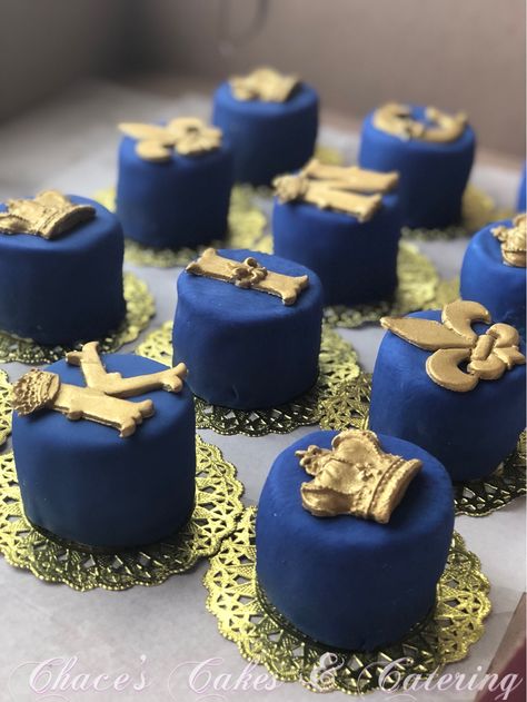 Royal Blue And Gold Cake Pops, Gold Baby Shower Cake, Prince Birthday Party, Cake Dessert Table, Chocolate Covered Marshmallows, Baby Shower Treats, Baby Birthday Themes, Marshmallow Pops, Sweet 16 Birthday Party