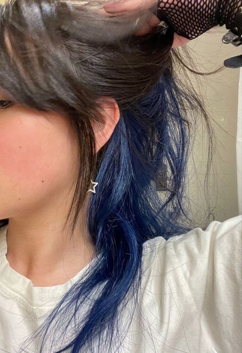 Hair Dye Reference, Wavy Hair Bangs, Layered Wavy Hair, Androgynous Hair, Dark Blue Hair, Hair Color Underneath, Peekaboo Hair, Vlasové Trendy, Dyed Hair Inspiration