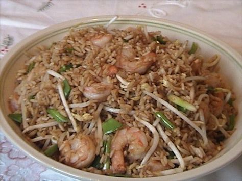 Vegetable Shrimp Fried Rice. Made this tonight! It was awesome-we added fish sauce, broc, bokchoy, corn, mushroom, and didn't have ginger, green onion or bean sprouts but it was great anyway! Recipe With Bean Sprouts, Chinese Shrimp Fried Rice, Chinese Rice Recipe, Bean Sprout Recipes, Chinese Shrimp, Rice With Beans, Shrimp Fried Rice Recipe, Shrimp And Eggs, Mushroom Broth