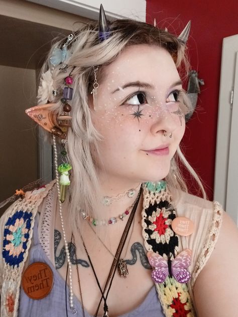 Trinket Hair, Goblin Oc, Oc Concept, Aesthetic Styles, Hair Beads, Bead Stringing, Dnd Characters, Aesthetic Fashion, Ear Cuff