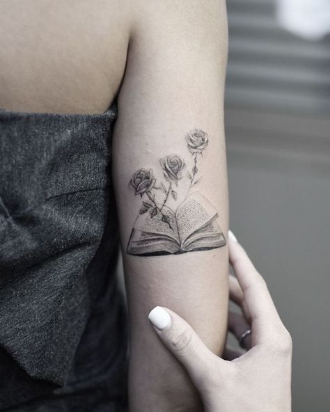 Inked Images... Bookish Tattoos, Literary Tattoos, Tattoo Trend, Tattoos Geometric, Tattoo Design Book, Flowers Tattoo, Book Tattoo, Grey Tattoo, 문신 디자인