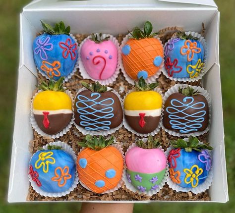 Dipped By Steph on Instagram: “dozen spongebob theme 🏖 one of my favorites by far 😍 inspo: @strawberriesbyanna #explorepage #exploremore #explore #strawberry…” Easter Theme Chocolate Covered Strawberries, Spongebob Chocolate, Strawberries Ideas, Spongebob Theme, Chocolate Covered Desserts, Strawberry Box, Chocolate Covered Strawberry Recipe, Strawberry Treats, Chocolate Covered Strawberries Bouquet