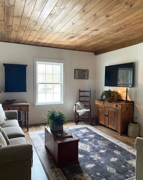 Wood Ceiling Bedroom, Rustic Chic Kitchen, Ceiling Ideas Living Room, Wood Plank Ceiling, Contemporary Family Room, Wooden Ceiling Design, All White Room, Shiplap Ceiling, Tongue And Groove Ceiling