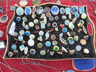 Interesting ring display for craft fair. Could use black beans, coffee beans, etc. in a vintage dish Jewerly Organizer, Craft Show Booth, Diy Ring, Diy Jewelry Display, Ring Display, Craft Fair Displays, Ring Storage, Craft Display, Market Displays