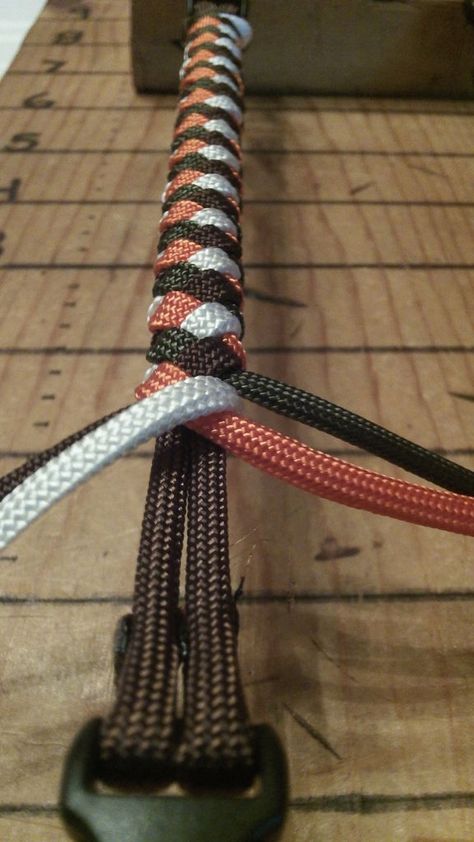 How to Tie a 4 Strand Paracord Braid with a Core and Buckle #survival #jewelry #bracelet #knot 4 Strand Paracord Braid, Hantverk Diy, Paracord Braids, Paracord Diy, 550 Cord, Paracord Knots, Parachute Cord, Pola Gelang, Paracord Projects