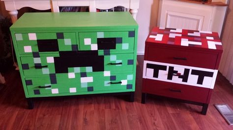 Custom minecraft dresser and night stand... Nanny's Creative Cottage facebook. Painting Minecraft, Minecraft Room Decor, Bedroom Ideas Minecraft, Minecraft Bedroom Decor, Minecraft Bedroom, Minecraft Room, Minecraft Furniture, 3 Drawer Chest, Gamer Room