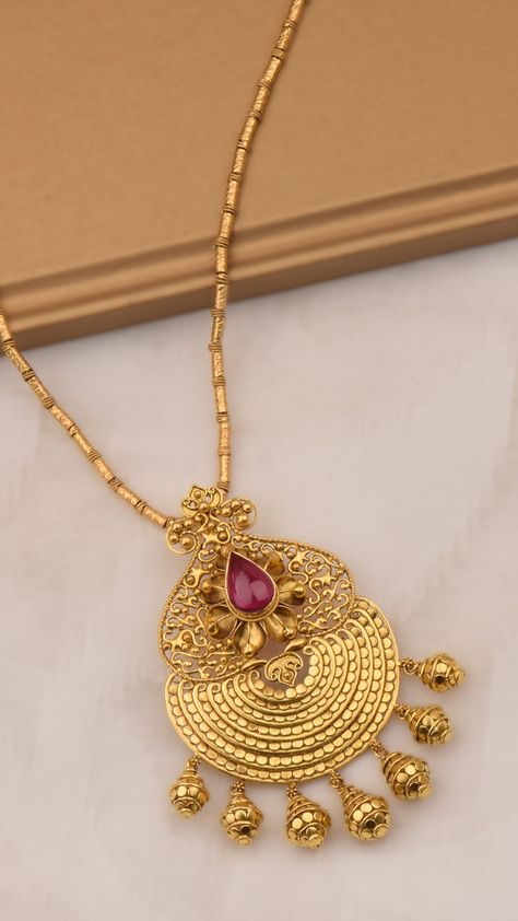 Locket Set Design In Gold, Gold Lockets Indian Pendants, Gold Pendent Set Indian, Pendents Gold, Gold Locket Design, Polki Diamond Jewellery, Gold Pendant Designs, Gold Jewelry Prom, Wedding Jewelry Sets Bridal Jewellery