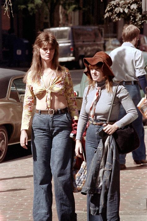 Summer's Street Fashion of Boston in the Early 1970s Through Nick DeWolf's Lens ~ vintage everyday 1970s Groupie Fashion, Outfits From The 70s 1970s Street Styles, Retro Summer Fashion, Vintage 70s Fashion, Early 70s Fashion, 1970s Aesthetic, Boston Fashion, Decades Of Fashion, 70s Photos