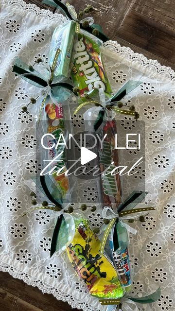 Jennifer Bryant on Instagram: "🎓 DIY Candy Lei Tutorial for Graduation Gifts! 🍬🌺

Our Polynesian friends have this adorable tradition of candy and floral leis, and because I almost got canceled last year on the tiktok for sharing this 😆 I got the go ahead from them to create and share with all of you!

I’m giving you the alternate instructions in case you can’t find plastic tubing! Try party supply stores and Amazon! You need 2 yards

Step 1: Gather your supplies - assorted candy (I use six), plastic wrap, ribbon, scissors. (You’ll need about two yards of the thinnest ribbon and one yard of each of the accents)

Step 2: Start by cutting the plastic wrap into a long strip. Lay out candies along the strip, leaving space between each. Alternatively use the tubing and simply slide the cand How To Make Candy Lays For Graduation, Candy Lays For Graduation, Graduation Lays Ideas Money, Candy Leis For Graduation Diy For Boys, How To Make Candy Leis, Money Lays For Graduation Diy, Candy Leis For Senior Night, How To Make A Candy Lei, Candy Lei Ideas