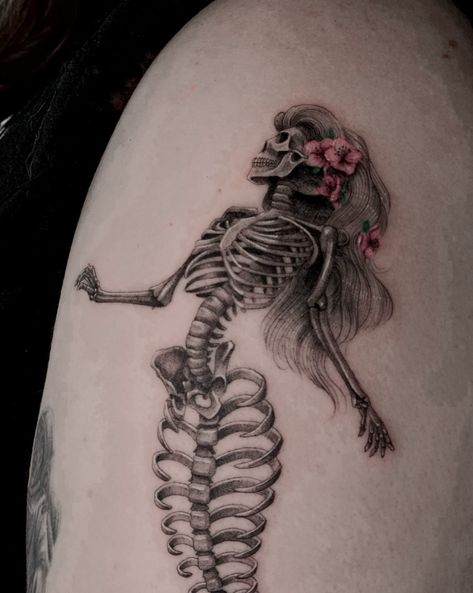 Mermaid skeleton 🧜‍♀️💀🌸Had so much fun with this one ✨ Couple slots left for March. Visit bio for booking At @uktta Birmingham on 13th-14th April. See you there! Done at @debutstudios Booked with @tattoodo #besttattoos #bodyart #inked #inkedmag #supportgoodtattooers #tattoist #tattoo_art_worldwide #tattooartist #tattoo #tattoodo #tattooer #tattooedcommunity #tattooistartmagazine #tattooworkers #tattoostudio #thebesttatooartists Bone Spine Tattoo, Dead Mermaid Tattoo, Siren Tattoo Ideas, Mermaid Skeleton Tattoo, Skeleton Tattoos For Women, Skeleton Mermaid Tattoo, Fish Skeleton Tattoo, Female Skeleton, Siren Tattoo