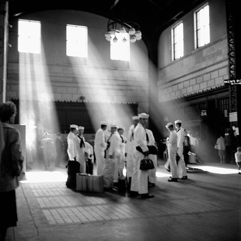 Sailors in 1961. Train Station. Vivian Maier. Vivian Maier, Henri Cartier Bresson, Vivian Maier Street Photographer, Vivian Mayer, Photo D Art, Night Pictures, Black And White Photograph, Famous Photographers, Foto Vintage