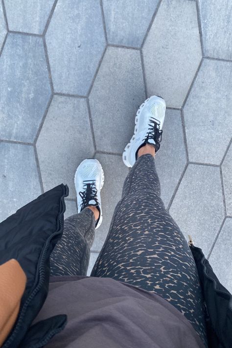 High Top Gym Shoes Outfit, On Cloud Shoes Outfit With Jeans, On Cloud Monster Shoes Outfit, On Cloud Sneakers Outfit, Gym Outfit Leggings, Gym Shoes Outfit, On Cloud Shoes, Monday Workout, Outfit Leggings