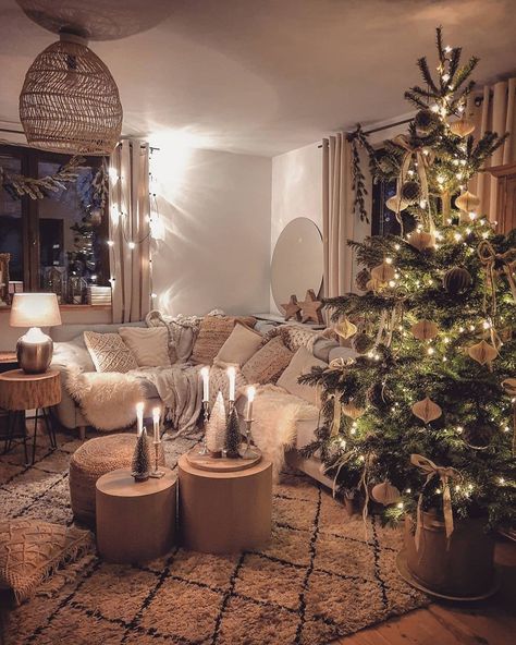 Interior Boho Home Decor on Instagram: “Via @cosiesthome⁠ ⁠I'm really loving the Christmas decoration and the lights!! Do you like it?⁠ .⁠ .⁠ .⁠ Follow us @interior_boho⁠ .⁠ 📸…” Winter Living Room, Boho Winter, Neutral Christmas Decor, Clutter Free Home, Christmas Decorations Living Room, Indoor Design, Boho Interiors, Nordic Decor, Deco Boheme