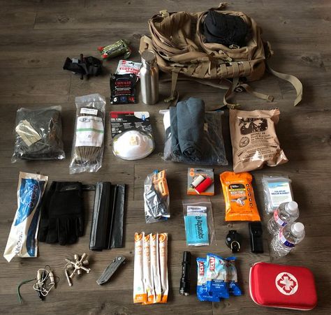 Earthquakes, storms, and other unsavory events - Making Your Get Home Bag (OC) - Album on Imgur Get Home Bag, Survival Clothing, Emergency Prepardness, Emergency Preparedness Kit, Inside My Bag, Apocalypse Survival, Bushcraft Camping, Personal Defense, Tactical Backpack