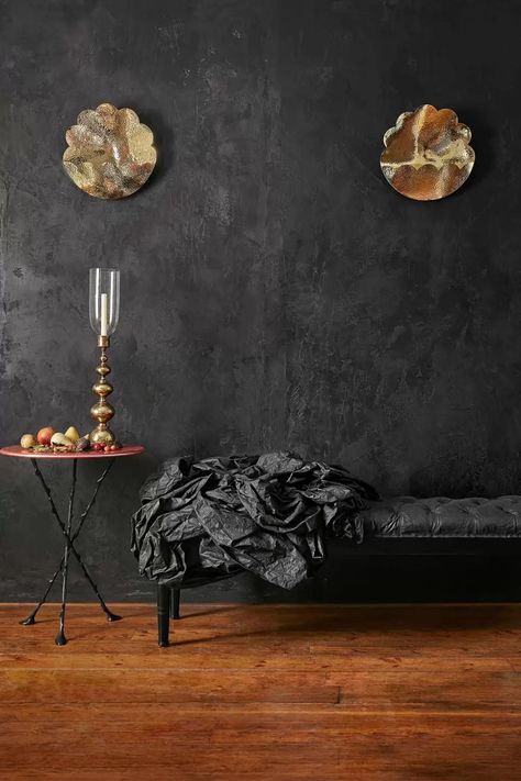 Black Painted Walls, Studio Backdrops Backgrounds, Showroom Interior Design, Decorative Plaster, Japanese Interior, Wall Finishes, Plaster Walls, Gold Walls, Textured Wall