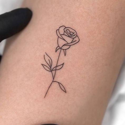 Outline Minimalist Tattoo, Rose Fine Line Tattoo Design, Rosebud Tattoo Simple, Lined Rose Tattoo, Fineline Rose Tattoo Design, Rose Small Tattoo Design, Fine Rose Tattoo, Basic Rose Tattoo, Fine Line Roses Tattoo