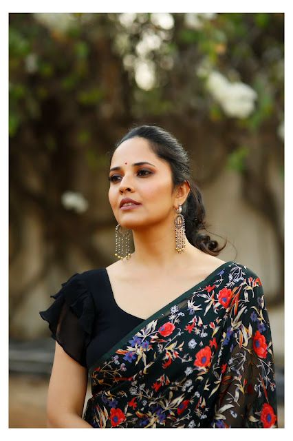 Tollywood Actress Anasuya Bharadwaj Latest Pics In Saree - Actress Doodles Bell Hands Blouses Designs, Bell Hands Blouses, Anasuya Bharadwaj Saree, Simple Normal Blouse Designs, Bell Hands, Blouse Sleeves Design Latest, Blouse Front Neck Designs, Blouse Front Neck, Front Neck Designs