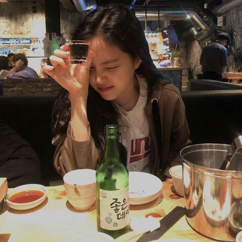 [ 〄 ] _gen.hw Era Victoria, Naeun Apink, Kore Ulzzang, Son Naeun, Apink Naeun, Alcohol Aesthetic, 사진 촬영 포즈, Ulzzang Couple, Aesthetic Things