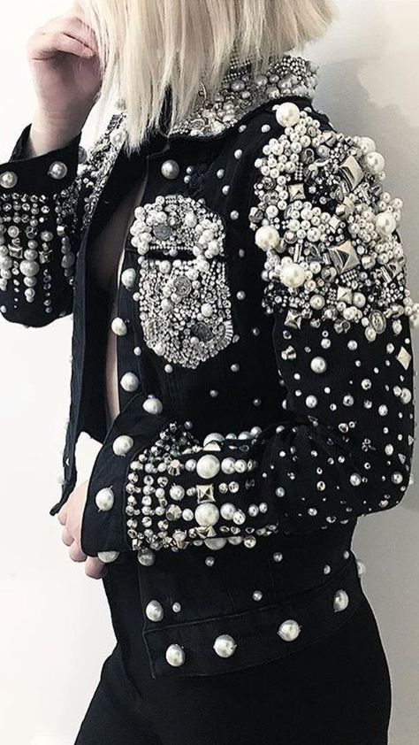 Pearl embellished jacket Haine Diy, Party Mode, Embellished Denim, Denim Diy, فستان سهرة, Refashion Clothes, Fashion Mode, Mode Inspiration, Mode Outfits