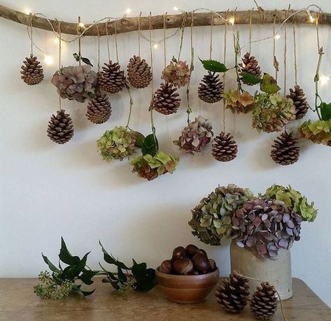 HomelySmart | 15 Beautiful Upcycle Wooden Branch DIY Ideas To Bring More Nature Into Your Home - HomelySmart Crafts Driftwood, Natal Natural, Driftwood Christmas, Driftwood Christmas Tree, Deco Nature, Cones Crafts, Natural Christmas, Easy Christmas Crafts, Christmas Crafts Decorations