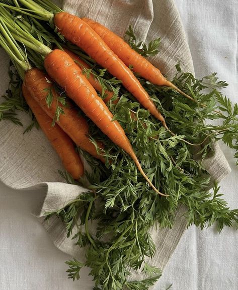 Whats In Season, Cosmetics Photography, Summer Garden, Aesthetic Photography, Fruits And Vegetables, Healthy Skin, Carrots, Favorite Recipes, Nutrition