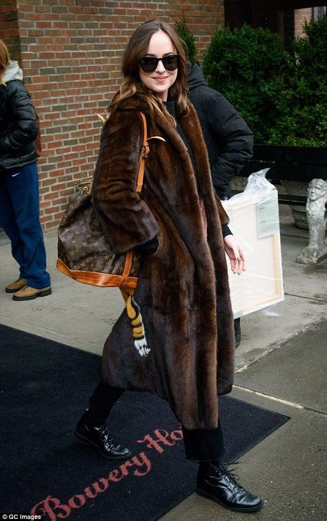 92af93f73faf3cefc129b6bc55a748a9desc45493641ri Brown Fur Coat Outfit, Vuitton Outfit, Brown Fur Coat, Fur Coat Outfit, Dakota Johnson Style, Fur Coat Vintage, Coat Outfit, Fur Coats Women, Looks Street Style