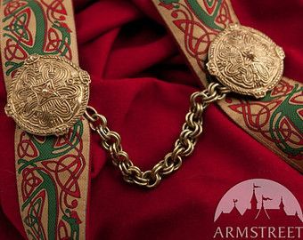 Round Birka IX-XI Century Original Brass Cloak Clasp Fibula Casting (pair) with Chain Cloak Clasp, Medieval Cloak, Viking Wedding, Tablet Weaving, Medieval Jewelry, Medieval Period, Vintage Belt Buckles, Medieval Clothing, Medieval Fashion