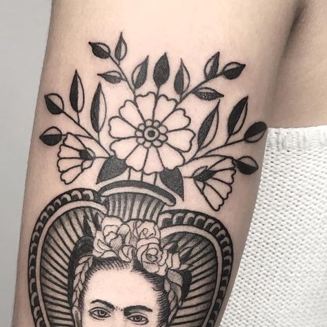 Tai Iglesias on Instagram: "Back on track some of my flash designe Frida on flowers #lastforlifetattoo#taitattoo#ibizatattoo#fridatattoo" Frida Tattoo, Head Tattoos, October 5, Back On Track, Traditional Tattoo, Sleeve Tattoos, Flash, Track, Tattoos