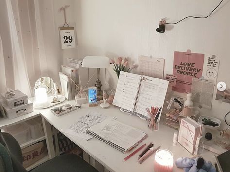 pinterest: elusivethought Desk Organisation, Studera Motivation, Study Desk Decor, Study Decor, Desk Inspiration, Study Room Decor, Cute Room Ideas, Minimalist Room, Aesthetic Rooms