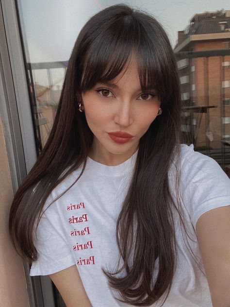 Long Brown Hair With Layers And Bangs, French Girl Bangs Long Hair, French Girl Hair Bangs, French Fringe Long Hair, Brunette Hair Bangs, Long Brunette Hair With Bangs, Brunette Bangs Long Hair, French Bangs Medium Hair, French Bangs Long Hair