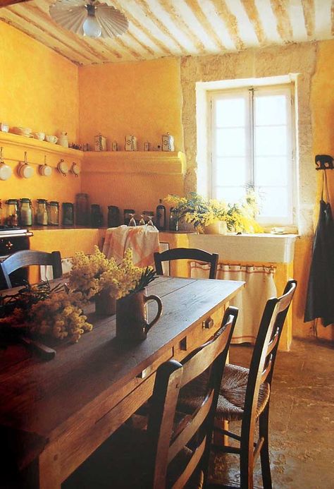 Golden kitchen Modern Konyhatervezés, French Farmhouse Table, Tuscan Kitchen, التصميم الخارجي للمنزل, Provence Style, Tuscan Decorating, Yellow Kitchen, Yellow Walls, Interior Garden