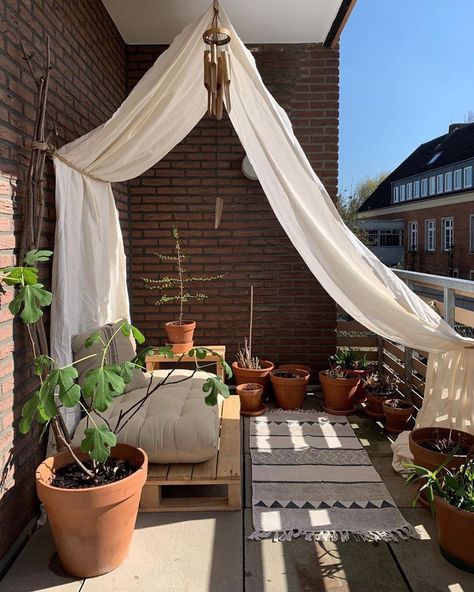 Klein Balkon Decor, Tiny Patio, Balcon Mic, Spending Time Outside, Living Apartment, Balkon Decor, Patio Decor Ideas, Apartment Hacks, Balkon Design